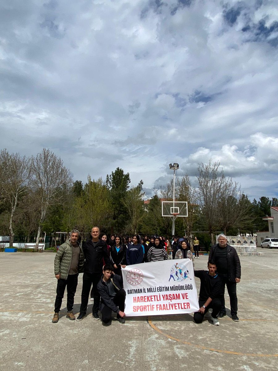 BatmanilMEM's tweet photo. Okulumda Sağlıklı Besleniyorum (OSB) Programı Kapsamında Etkinlik Düzenlendi

Okulumda Sağlıklı Besleniyorum (OSB) programı kapsamında, pilot okulumuz Gazi Mesleki ve Teknik Anadolu Lisesi’nde, 7-13 Nisan Dünya Sağlık Haftası etkinlikleri çerçevesinde anlamlı bir program gerçekleştirildi.

Müdürlüğümüz İşyeri Sağlık ve Güvenlik Birimi ile Hareketli Yaşam ve Sportif Faaliyetler (HYSF) sorumlumuzun koordinesinde; diyetisyenimiz ve okul sağlığı sorumlumuzun katılımıyla düzenlenen program, okul idaresi ve öğretmenlerimiz tarafından organize edilen “Yürüyüş” etkinliği ile başladı.

Programın devamında konferans salonunda, HYSF sorumlumuz ve diyetisyenimiz tarafından “Hareketli Yaşam” ve “Sağlıklı Beslenme” konularında sunumlar ve çeşitli etkinlikler gerçekleştirildi. Yapılan çalışmalarla; öğrencilerimizin yeterli ve dengeli beslenme alışkanlığı kazanmaları, hareketli yaşamı benimsemeleri ve sportif faaliyetlere yönelmeleri amacıyla farkındalık oluşturulması hedeflendi.

@tcmeb @Yusuf__Tekin @batmanvaliligi @yasarciger