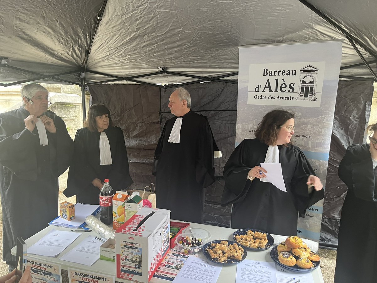 Barreau_Ales's tweet image. Ce lundi 13 avril, les #avocats du Barreau d’#Alès sont réunis devant le tribunal, sur les marches du palais, pour défendre une justice pénale respectueuse des droits de la #défense, des victimes et de l’État de droit. #Alès  #Justice #ProjetSURE @CNBarreaux @Conf_Batonniers
