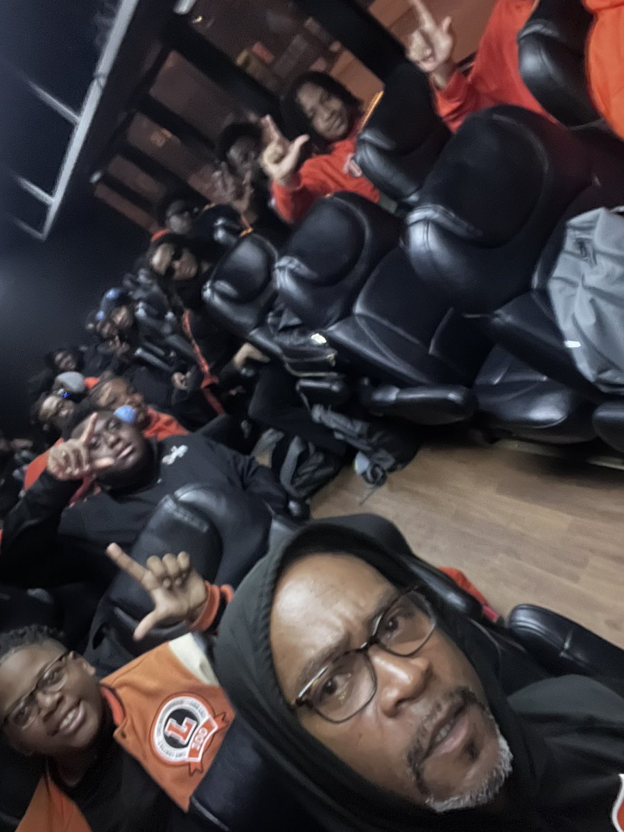 rawls06's tweet photo. Headed to the airport with 20 young kings! Keep us lifted in prayer! https://t.co/XTeKr8c9UN