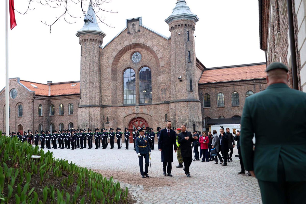 MON_GOV_PL's tweet image. 📍#Oslo 🇳🇴 | Rozpoczęło się spotkanie wicepremiera W. @KosiniakKamysz z @toreosa, ministrem obrony Norwegii. W oficjalnej wizycie polskiej delegacji uczestniczy @magdasobkowiak, Pełnomocniczka Rządu ds. Instrumentu na rzecz Zwiększenia Bezpieczeństwa Europy #SAFE. 🇵🇱🤝🇳🇴