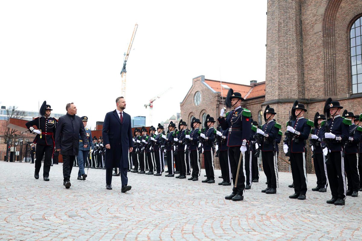 MON_GOV_PL's tweet image. 📍#Oslo 🇳🇴 | Rozpoczęło się spotkanie wicepremiera W. @KosiniakKamysz z @toreosa, ministrem obrony Norwegii. W oficjalnej wizycie polskiej delegacji uczestniczy @magdasobkowiak, Pełnomocniczka Rządu ds. Instrumentu na rzecz Zwiększenia Bezpieczeństwa Europy #SAFE. 🇵🇱🤝🇳🇴