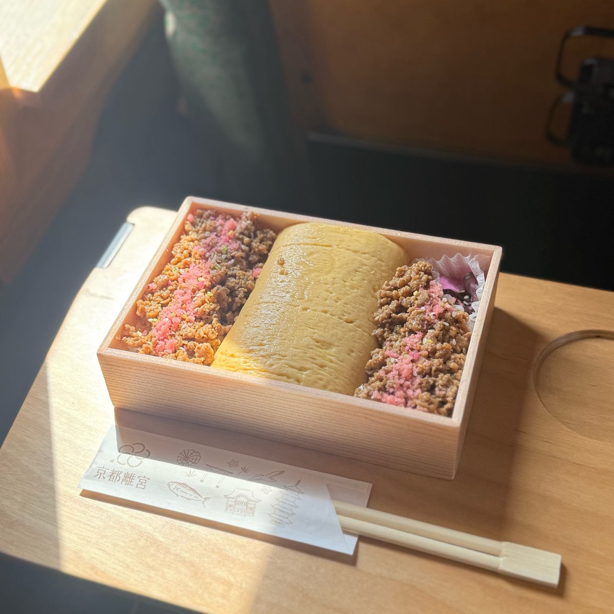 6______6p's tweet photo. 京都駅で買っただしまき鶏そぼろ弁当 🍳🌸 https://t.co/ghyT5knqUV