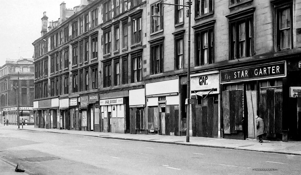 oakroyd's tweet image. #Ghosts - New City Road looking west to Massey Corner, The Star &amp;amp; Garter (Reid's) and John Divers #shoaps in their last days, #Glasgow 1972. (Tinshack)