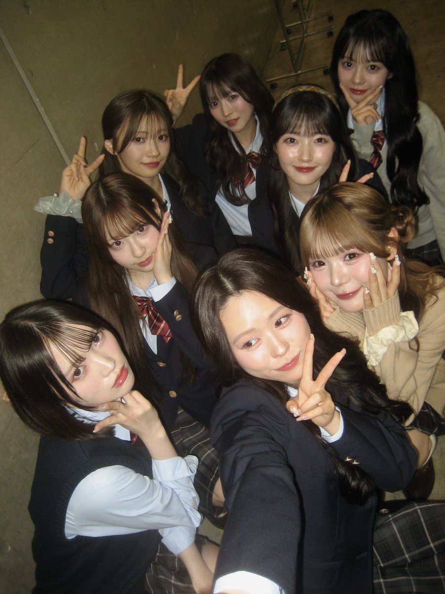 なんかの間違いで明日自分のクラスに転校生8人来ないかな  #きゅーすと