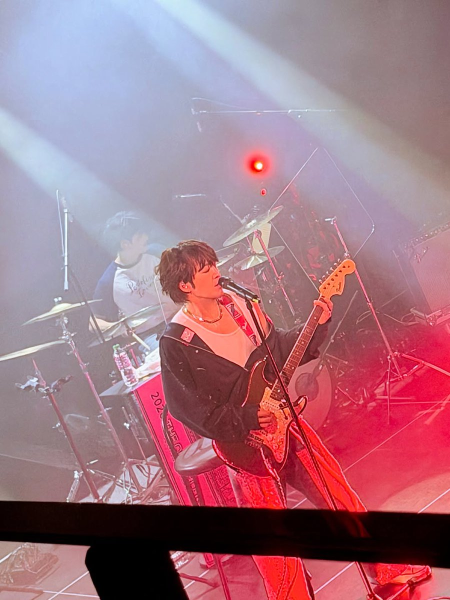 Kkorepo's tweet photo. #チャン・グンソク、「#CHIMIRO」ソウル公演の熱気伝えるビハインド公開…歌・ギター・トークで魅了 
#チャングンソク  
🔗https://t.co/c4q2GDMk89 https://t.co/gzolk2qnzx