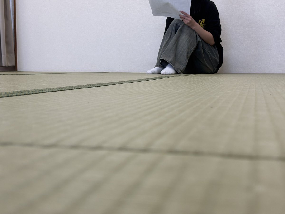 昨日稽古をしました。
こちらは

「What's goin' on@?」

の稽古写真！
主宰の諏訪が関わっていない作品でしたので初めて見たのがこの日でした。
福田さんの今まで作ってきた作品の足跡と、赤星さんの生きてきた足跡が重なる作品です。

予約はこちら↓
docs.google.com/forms/d/e/1FAI…