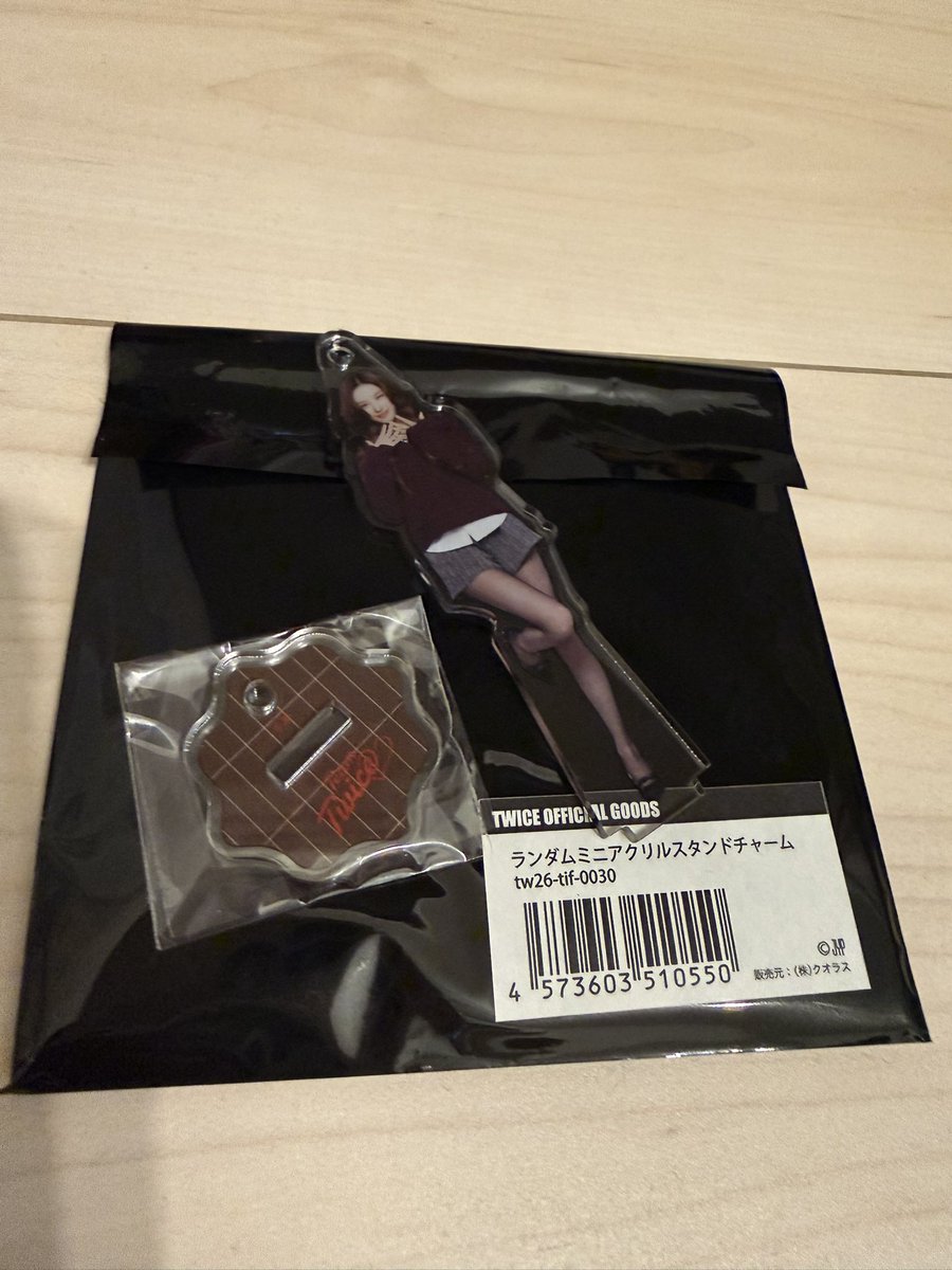 TWICEグッズ交換お願いします🙏

譲）写真の品

求）同種ジヒョ
       ※特典カードのみミナも求めてます🙏

25日国立で手渡しできる方限定で！
お願いします🥴
