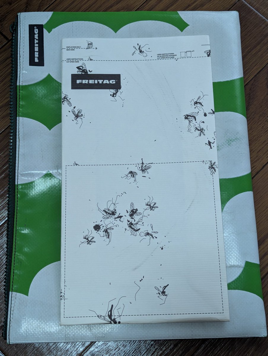 namaikinanako's tweet photo. 昔FREITAGを買うと貰えていた紙袋。捨てるのが勿体なくて保管していたけれど思い切って手帳カバーに転生させてみた。この紙袋(📷️4枚目)を点線で切って折り紙として再利用してねというアップサイクルブランドFREITAGらしさ全開のデザインやコンセプトを上手く残せて大満足。#FREITAG https://t.co/mxmhPbsvB6