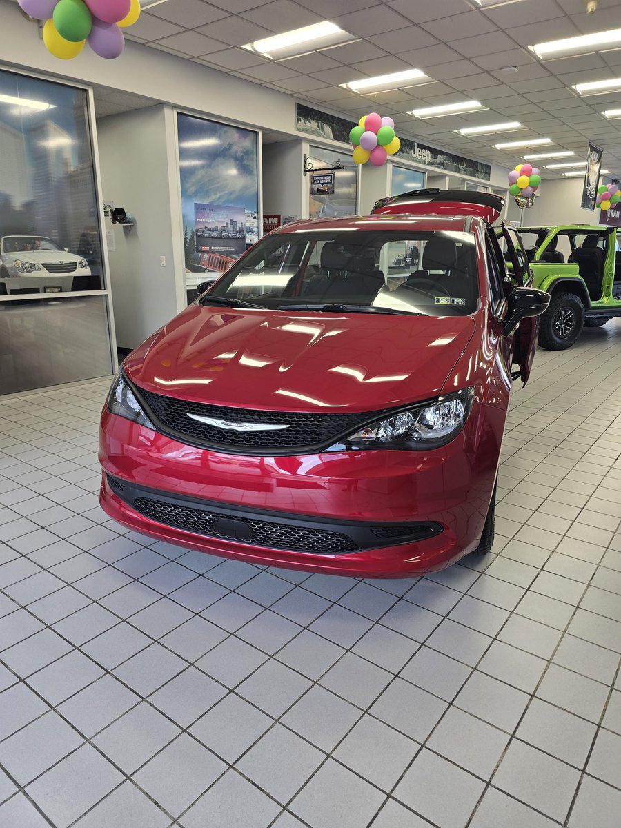 TheGoldPony21's tweet image. So I stopped by a CDJR dealership on Saturday and took some pictures of what they had! If you had to pick one of these 4 which one would you choose? 😁❔️ 

#chrysler #dodge #jeep #ramtrucks