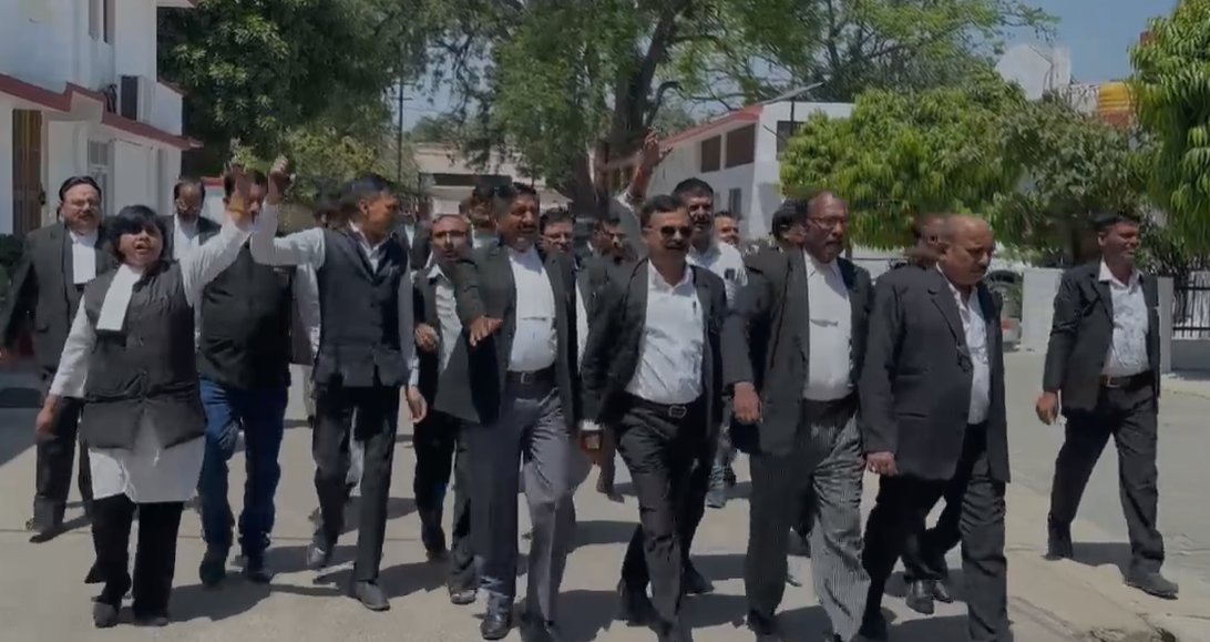 bstvlive's tweet image. सीतापुर: मिर्जापुर में वकील की हत्या पर वकीलों ने गुस्सा

➡पैदल मार्च कर पहुंचे कलेक्ट्रेट, सौंपा ज्ञापन
➡अधिवक्ता सुरक्षा कानून लागू करने की मांग
➡राजीव सिंह के हत्यारों को फांसी देने की मांग
 
#Sitapur #Advocates #Protest @mirzapurpolice