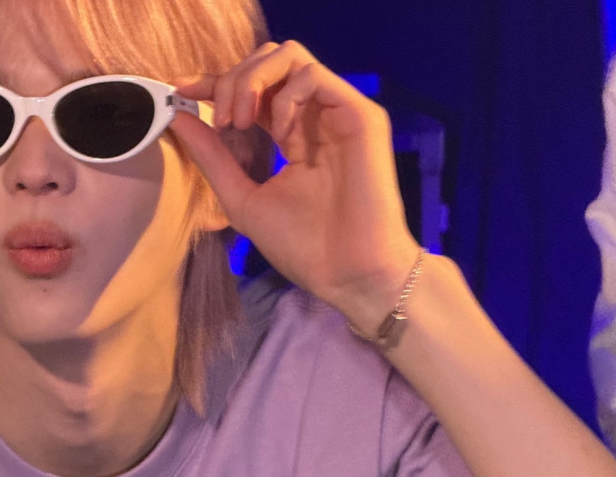 신유 손 tweet media