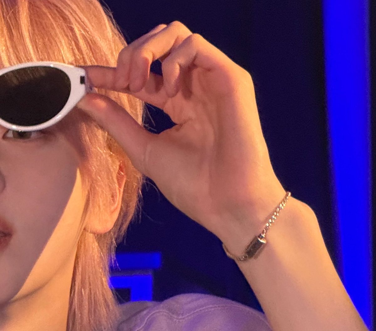신유 손 tweet media