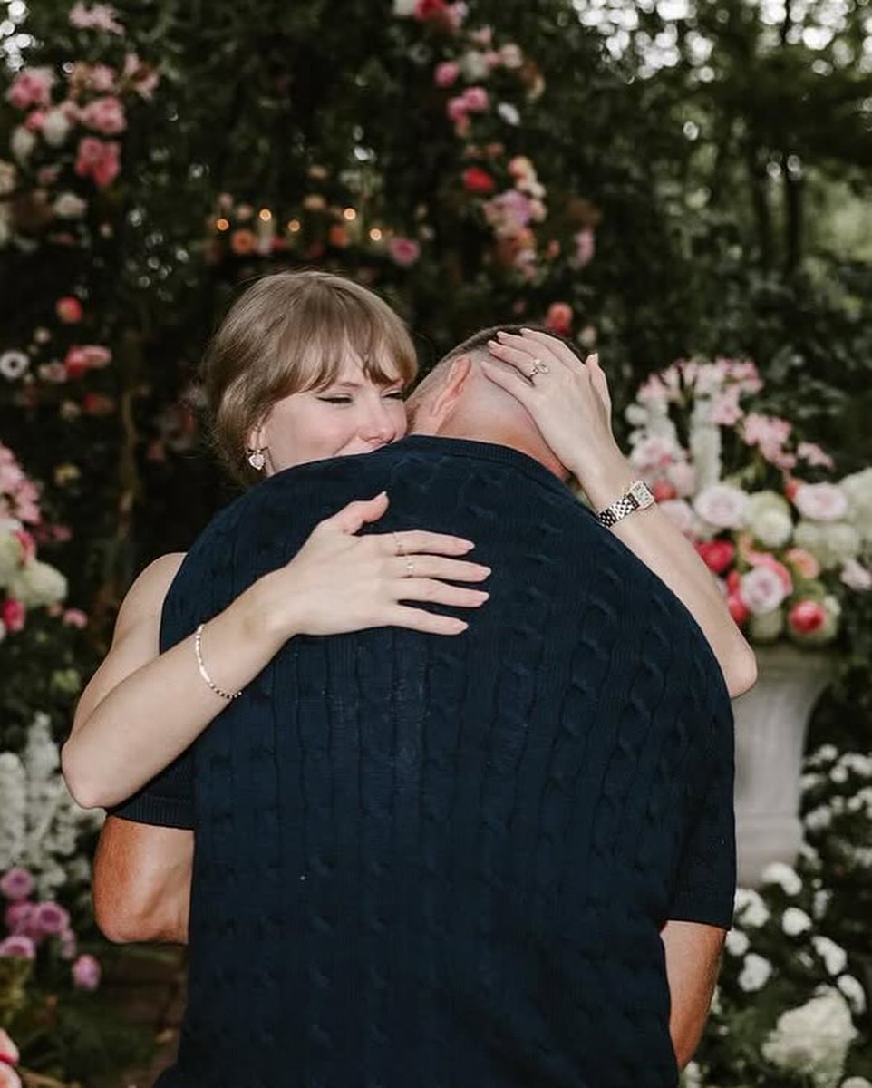 pijamagazin's tweet photo. Taylor Swift ve Travis Kelce'nin düğünlerinin 3 Temmuz Cuma günü New York'ta yapılacağı ve davetiyelerin gönderildiği söyleniyor. 

150 konuk olacağı ve sade ama ünlülerle dolu bir tören olacağı da söylentiler arasında. 

(Page Six) https://t.co/iQDTB0FPYZ