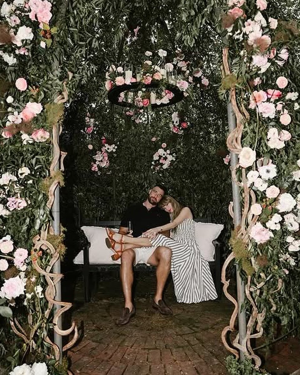 pijamagazin's tweet photo. Taylor Swift ve Travis Kelce'nin düğünlerinin 3 Temmuz Cuma günü New York'ta yapılacağı ve davetiyelerin gönderildiği söyleniyor. 

150 konuk olacağı ve sade ama ünlülerle dolu bir tören olacağı da söylentiler arasında. 

(Page Six) https://t.co/iQDTB0FPYZ