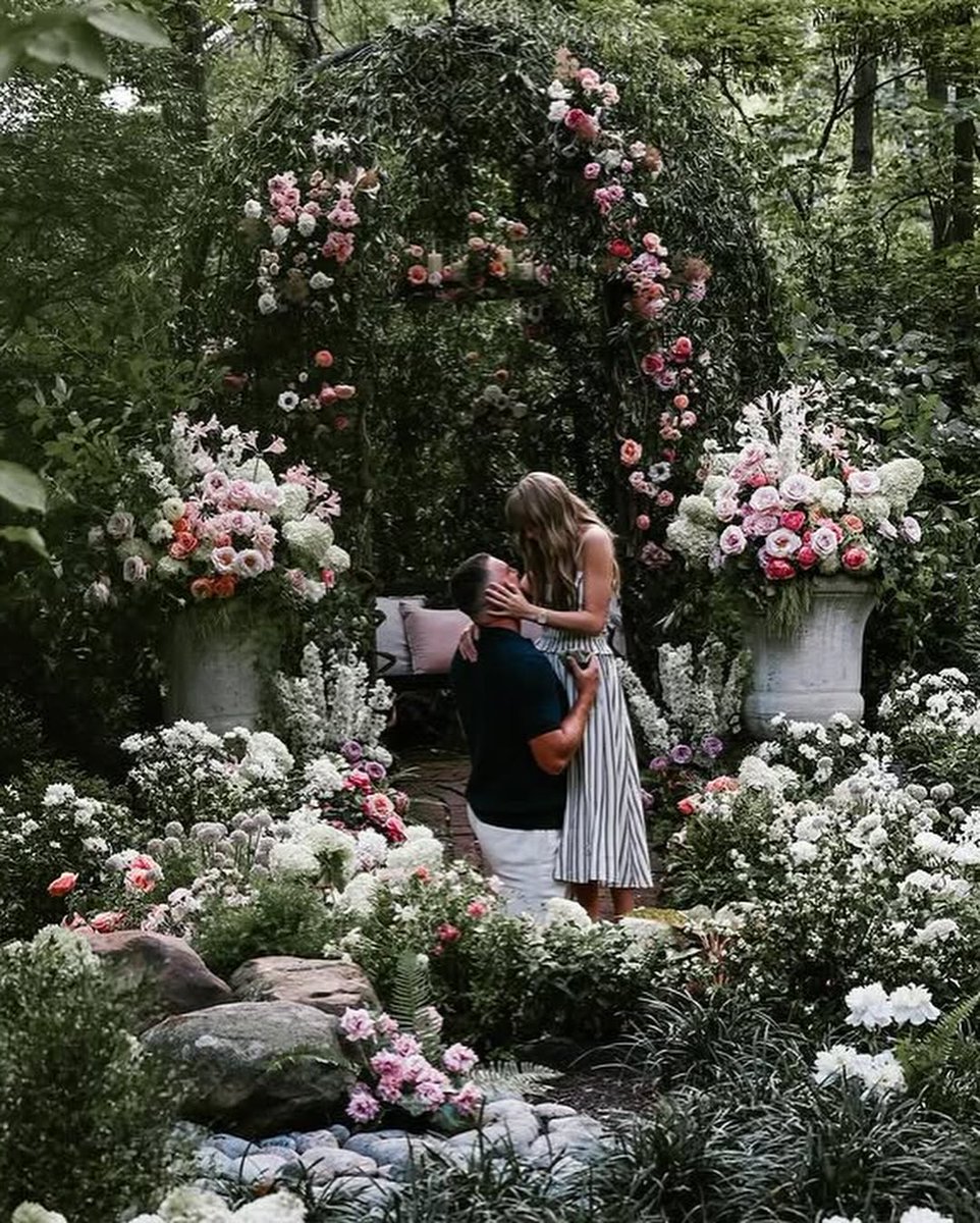 pijamagazin's tweet photo. Taylor Swift ve Travis Kelce'nin düğünlerinin 3 Temmuz Cuma günü New York'ta yapılacağı ve davetiyelerin gönderildiği söyleniyor. 

150 konuk olacağı ve sade ama ünlülerle dolu bir tören olacağı da söylentiler arasında. 

(Page Six) https://t.co/iQDTB0FPYZ