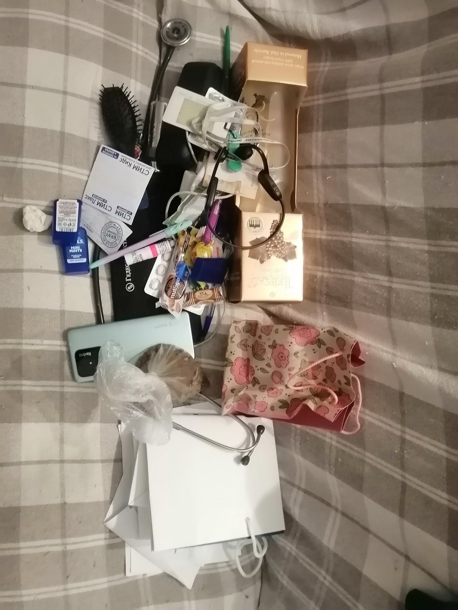 AndrejAvdeuk's tweet photo. Давеча на работе оставил визитницу (в которой, кроме визиток, была карточка, проездной и паспорт) в необычном для себя месте. Искал долго, пердак горел, админы, охранники и санитарки центра были привлечены к поискам. Камеры наблюдения тоже. Нашёл, выключил сирену. Всё ОК. https://t.co/Rc4jbXJB5Y