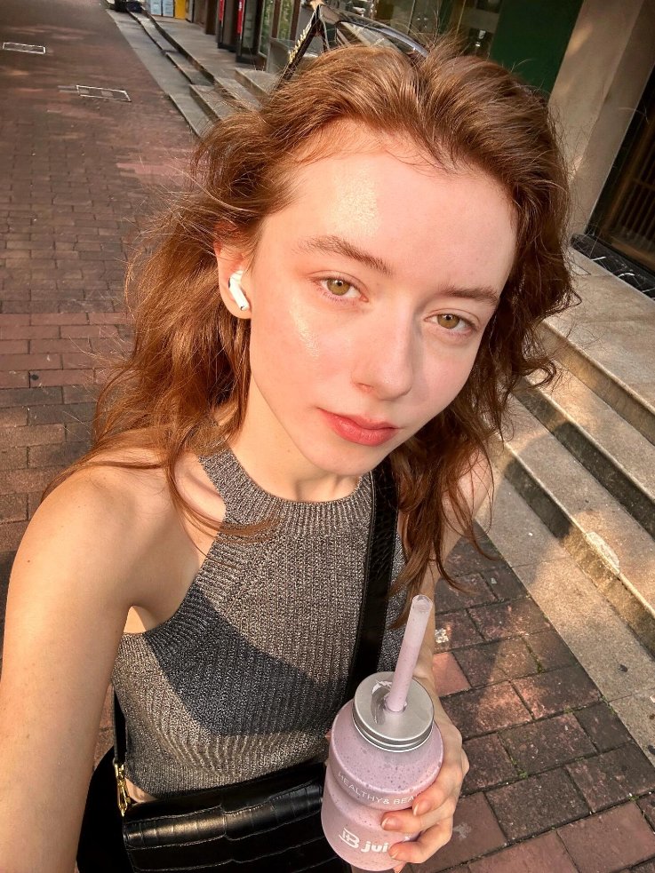 EmmaFoseR6's tweet image. London’s finally blessed with perfect sunny weather today ☀️ Grabbed a cold drink, wandered the streets, and soaked up every bit of this gorgeous spring day. Couldn’t ask for a better vibe
#LondonWeather #LondonLife #SpringInLondon #LondonDiary