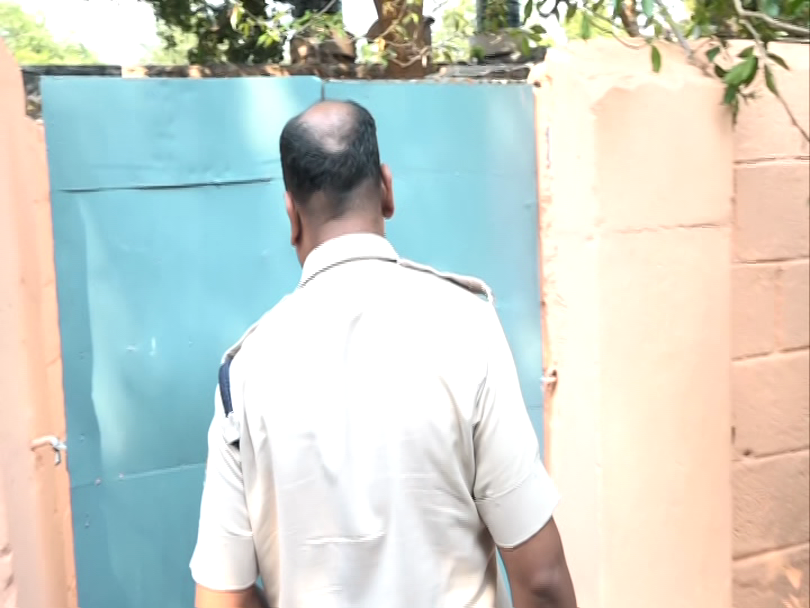 otvkhabar's tweet image. #ଶେଖ୍‌_ଇମ୍ରାନଙ୍କ_ଘରେ_STF
-ଦିଲ୍ଲୀ ପୋଲିସ ଦ୍ୱାରା ଆତଙ୍କୀ ଲିଙ୍କ୍‌ରେ ଶେଖ୍‌ ଇମ୍ରାନ ଗିରଫ ଘଟଣା
-ଇମ୍ରାନଙ୍କ ଘରେ କ୍ରାଇମବ୍ରାଞ୍ଚ STF ଟିମ୍‌ର ଖୋଳତାଡ଼
-ଅତିରିକ୍ତ SPଙ୍କ ନେତୃତ୍ୱରେ ଇମ୍ରାନଙ୍କ ଘରେ ଚାଲିଛି ଯାଞ୍ଚ
-ଇମ୍ରାନ ସହ ସମ୍ପର୍କରେ ଥିବା ଏକାଧିକ ଯୁବକଙ୍କୁ ପଚରାଉଚରା
#sheikhImran #STF #TerrorActivity #Odisha