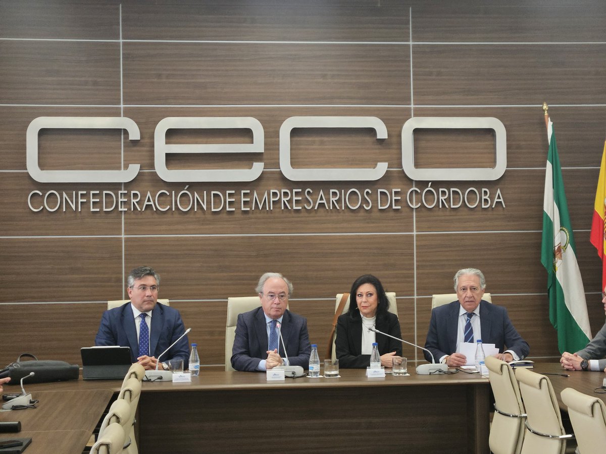 CECOes_'s tweet photo. 📡 Reunión con las empresas de la construcción de #CordobaEsp y los presidentes de @cnc @fadecoand y @Construcor para analizar la dificil situación provocada por la huelga en el sector
@CEAes_ @CEOE_ES https://t.co/qdgZ5ZKcKu