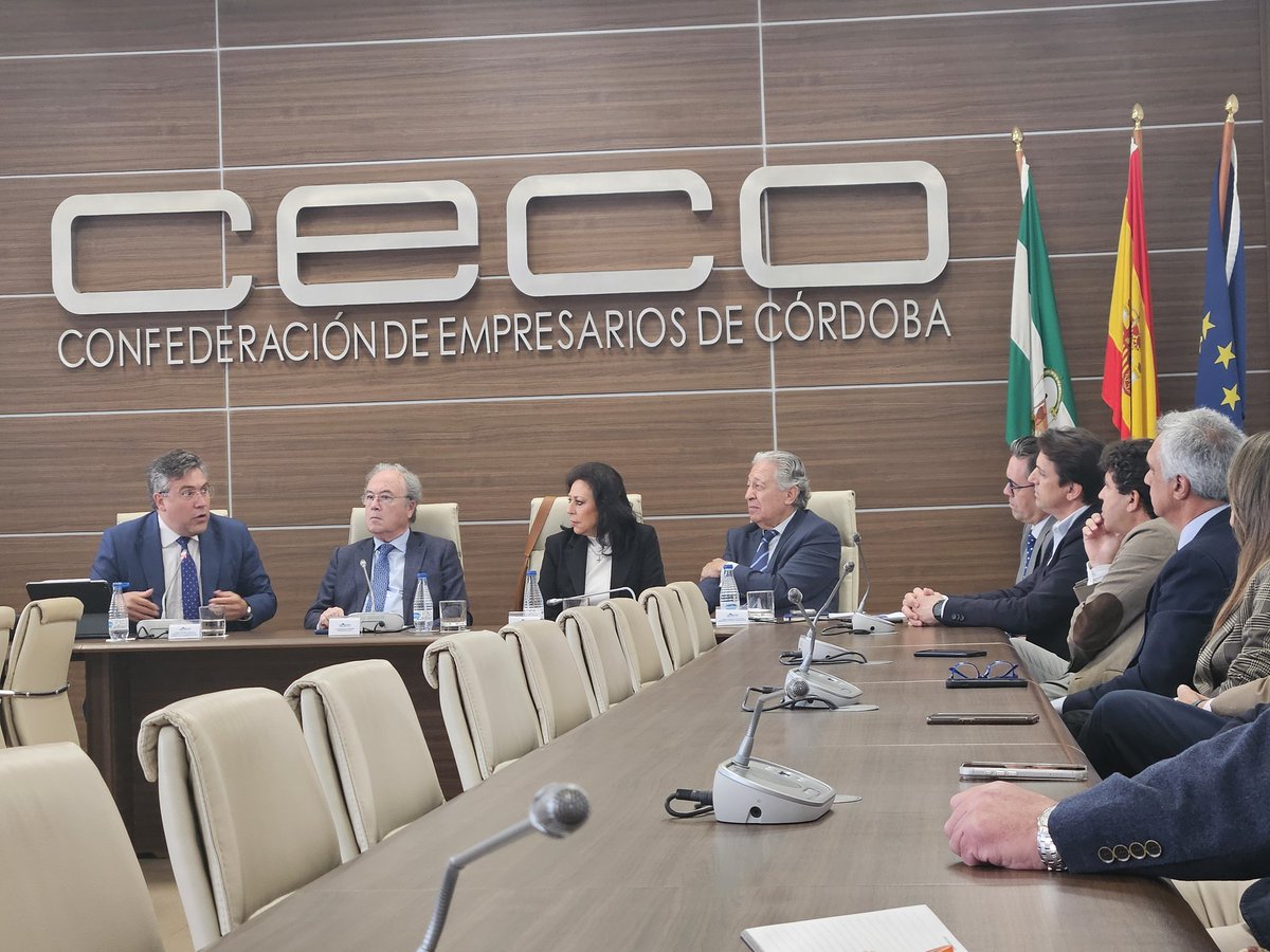 CECOes_'s tweet photo. 📡 Reunión con las empresas de la construcción de #CordobaEsp y los presidentes de @cnc @fadecoand y @Construcor para analizar la dificil situación provocada por la huelga en el sector
@CEAes_ @CEOE_ES https://t.co/qdgZ5ZKcKu