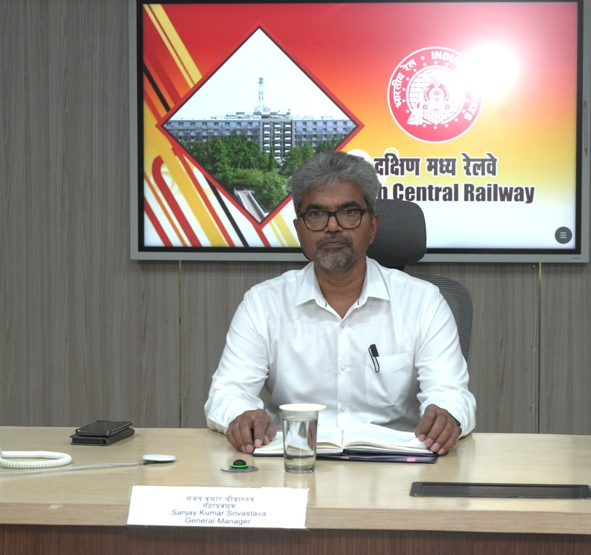 SCRailwayIndia's tweet image. Shri Sanjay Kumar Srivastava, General Manager, SCR holds review meeting on safety of train operations across the zone today at Rail Nilayam along with Principal Heads of Depts. Divisional Railway Managers participated through video conference.
#safetyfirst #railways
