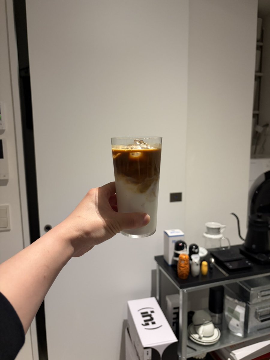 夜の部屋で飲むアイスラテ