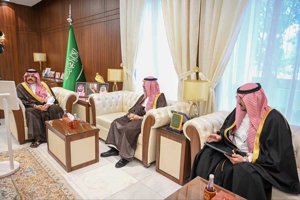 emara_hail's tweet photo. سمو #أمير_منطقة_حائل يستقبل رئيس مجلس إدارة غرفة حائل أ.نايف بن عبدالكريم الجميل، يرافقه أمين عام الغرفة أ.مصعب بن عبدالله الرخيص ويطّلع سموه على الخطة الاستراتيجية للغرفة، منوهاً باهتمام القيادة بالقطاع الاقتصادي وتعزيز الاستثمارات. https://t.co/CFKAsSmmkd