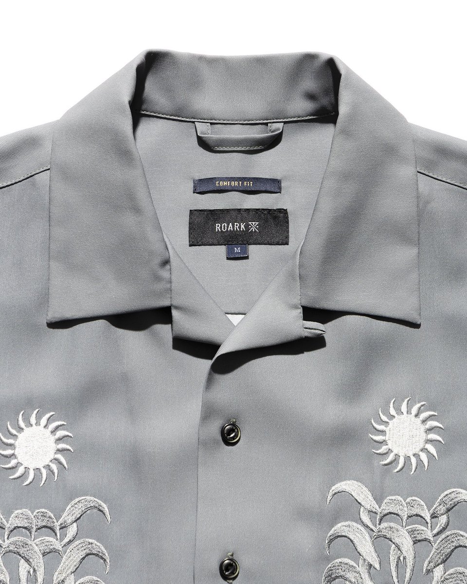 thedaysupplyinc's tweet photo. ROARK | "PALM EMBROIDERY" GONZO S/S

ROARKの"GONZO"シリーズがアップデート。

イージーケアと吸水速乾機能を持つオリジナルファブリック"Ramblers Cloth"を採用し、肌触りの良い質感で洗ってもシワになりにくく、旅先でも活躍してくれる1枚に仕上がりました。 https://t.co/vcuIONTBnF