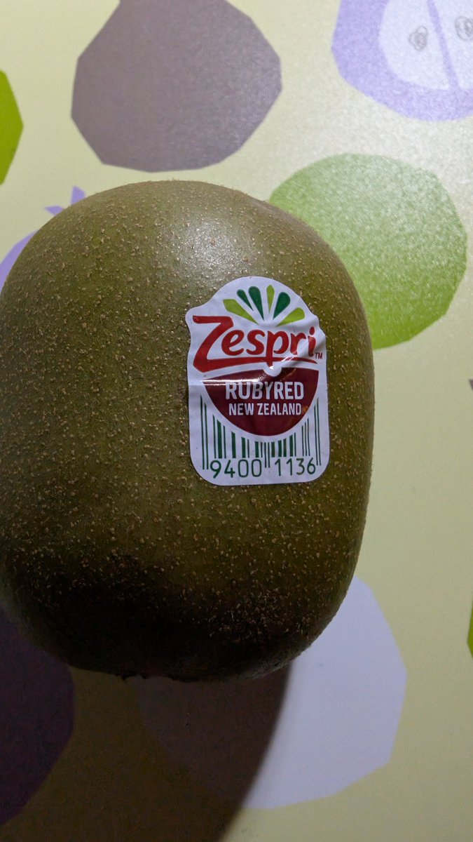 uU0nBEWnn346472's tweet image. 赤いキウイもらった🥝
 #RUBYRED
 #キウイ