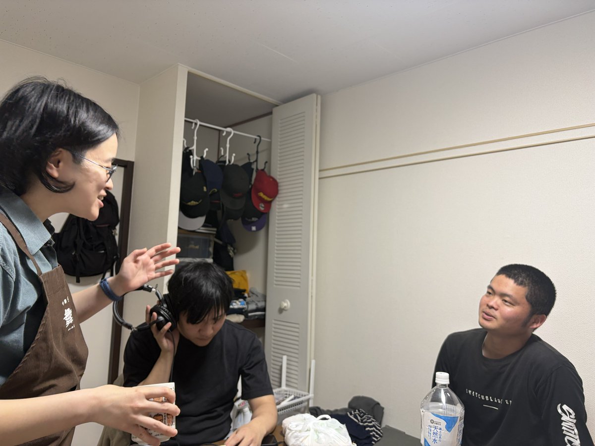 shanimunijun's tweet photo. 今日は4/20のイベントに向けてみんなでDJ勉強会をしました
ただ曲を流すだけかと思ってたら、かなり奥が深かったです
だれでもフラッと遊びに来れて、音楽聞きながらご飯食べたりお酒飲んだりお話したりできるのでよかったら4/20渋谷LUSHへお越しください〜 https://t.co/FlHwMQPQPF