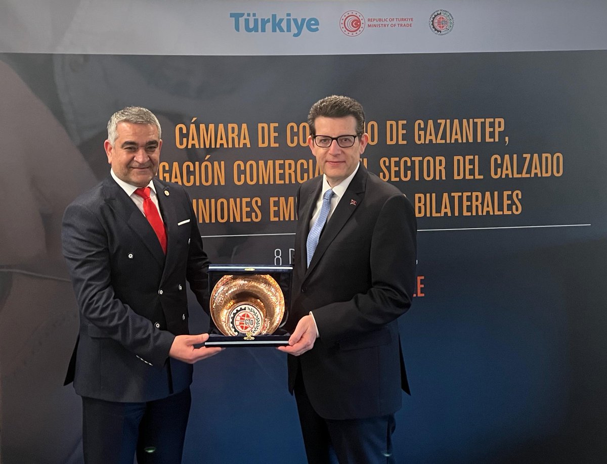 GaziantepTO's tweet photo. 🇹🇷🇨🇱 GAZİANTEP AYAKKABI-TERLİK SEKTÖRÜ SANTIAGO’DA İZ BIRAKTI

💬Bay: Sektörün potansiyelini Şili pazarında tanıtma imkânı bulduk

▪️GTO öncülüğünde Şili-Santiago’da gerçekleştirilen ticaret heyeti programında Gaziantepli firmalar önemli ihracat bağlantıları kurdu.

▪️Gaziantep Ticaret Odası (GTO), ayakkabı-terlik sektöründe faaliyet gösteren üyeleri için T.C. Ticaret Bakanlığı desteğiyle Şili’nin başkenti Santiago’ya yönelik “Sektörel Ticaret Heyeti ve İkili İş Görüşmeleri” organizasyonu düzenledi. Program kapsamında Gaziantepli firmalar, Şilili alıcı firmalar ile bir araya gelerek yeni iş birlikleri ve ihracat fırsatları için önemli temaslarda bulundu.

👉Ayrıntılar: https://t.co/5U6zHm28IM