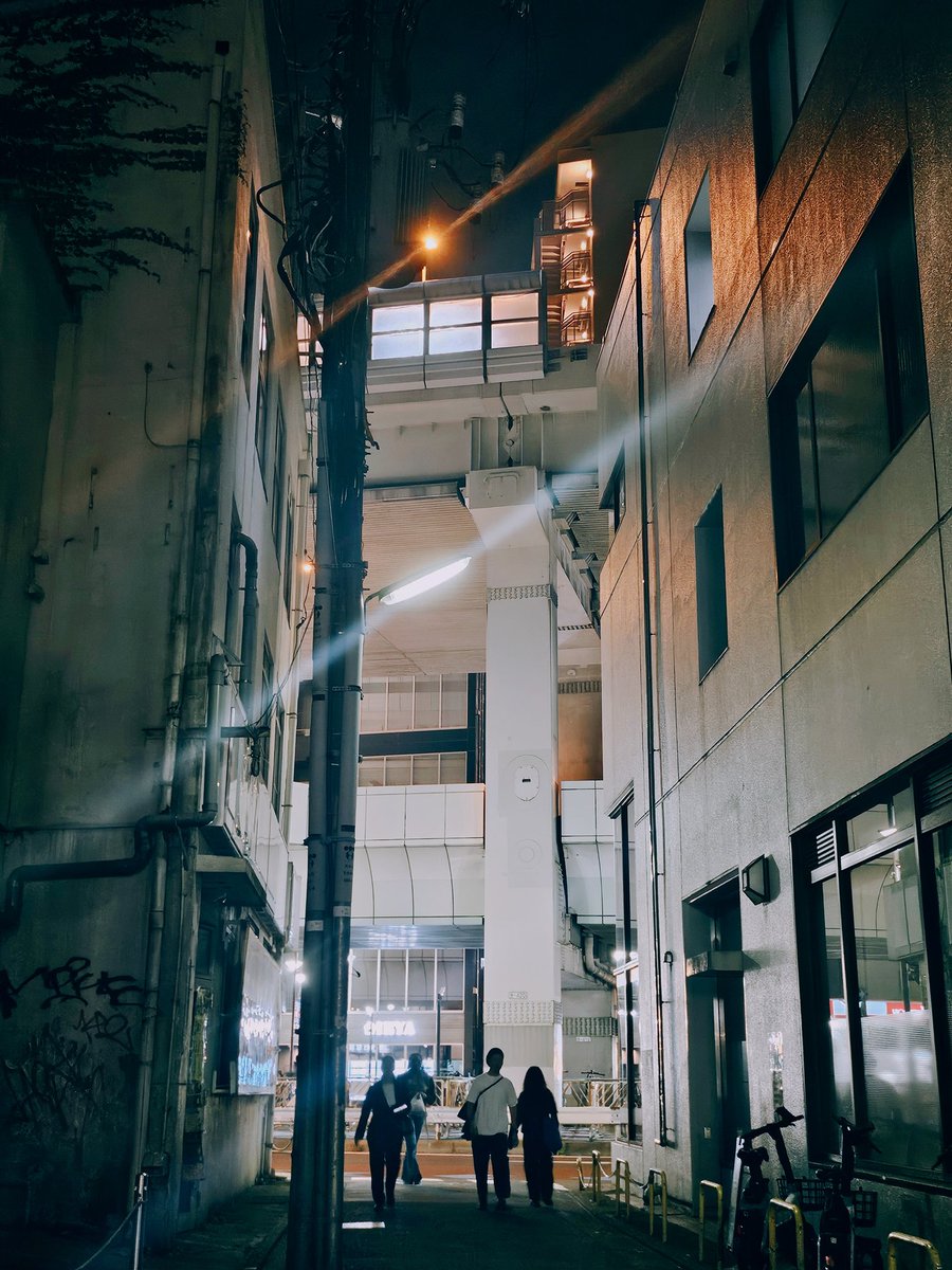 最近、家で一人で怖い映画を見られない