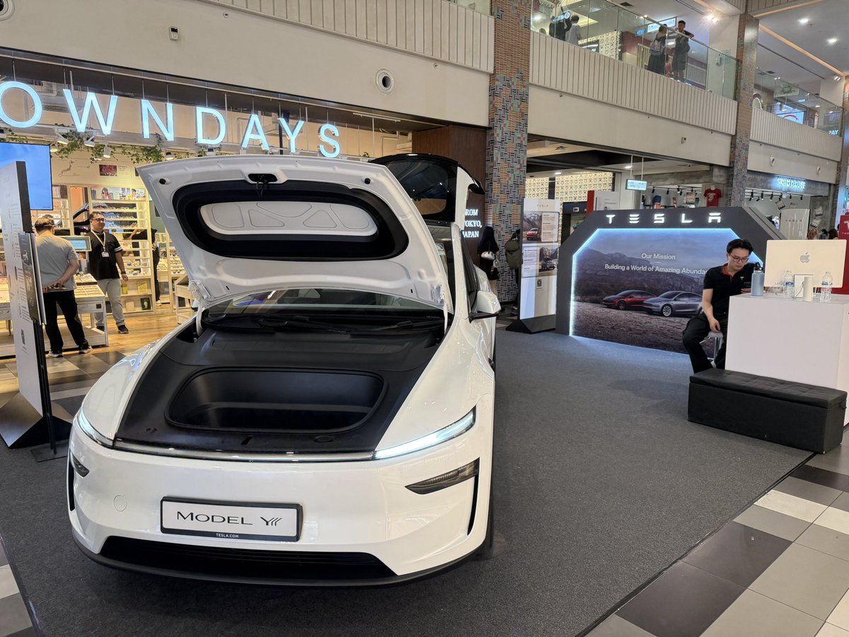 cqyyong's tweet photo. Tesla booth at Tiong Bahru Plaza, Singapore! https://t.co/zHfLv38dVX