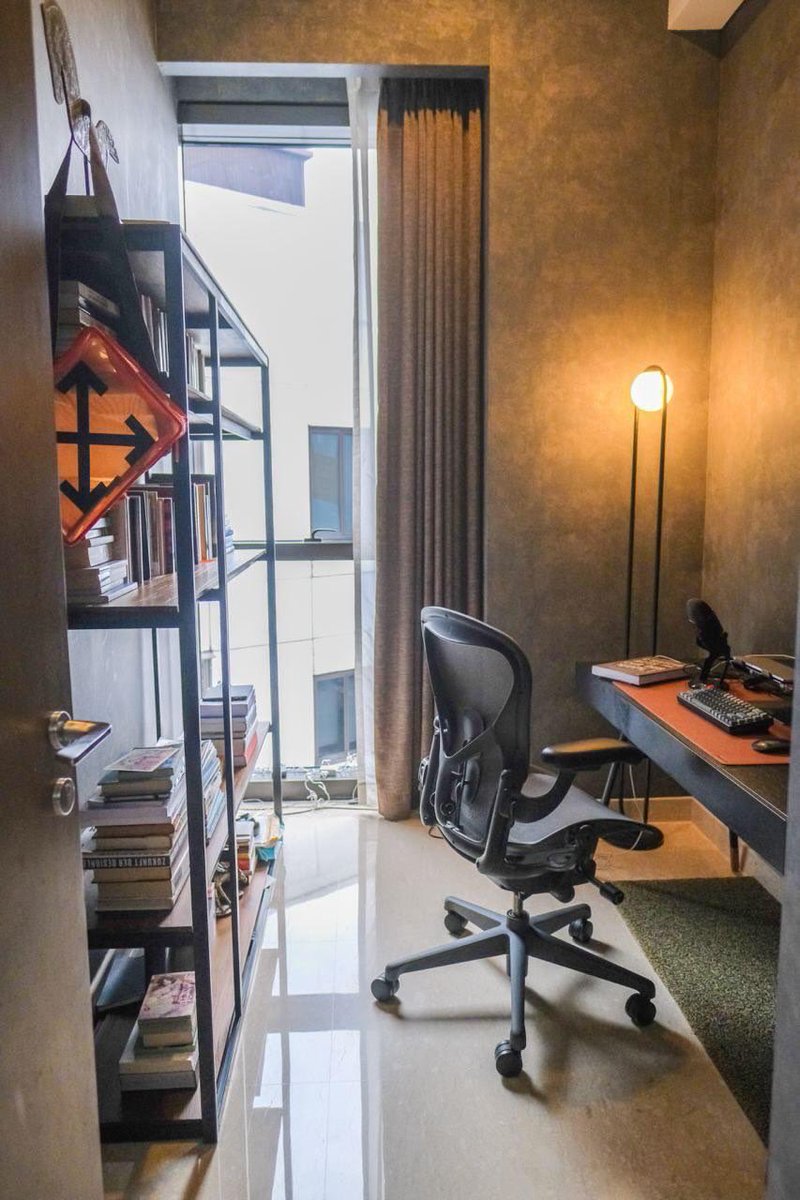 YoelSumitro's tweet image. For rent: Modern Luxury 2+1 bedrooms apartment in Jakarta.
1 Park Avenue.
- Penthouse floor, hfloor 29, amazing view, 147 m2, fully furnished
-swimming pool, gym, sauna, steam, kids room, karaoke, tennis field, cinema, 24 hours concierge, parking slot.
-15 min ride to CBD
2000$/m