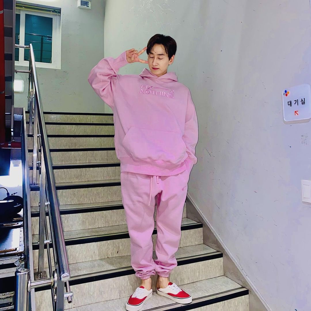 jjeri44's tweet photo. 딸기우유 혁재토끼🐰🍓 https://t.co/H85ozBU3oF