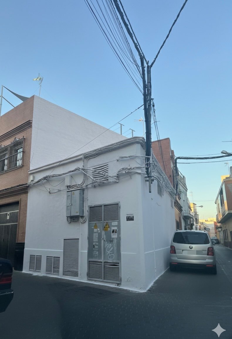 Atentos a la respuesta de <a href="/Endesa/">endesa</a> a una vecina, hace 3 años, por el estado de abandono de un transformador en La Plata. Varios vecinos también denunciamos la presencia que daba de la calle.

3 AÑOS DESPUÉS. Imaginarse lo de dentro

Nos ayudáis compartiendo a ver si reaccionan?🙏🏼