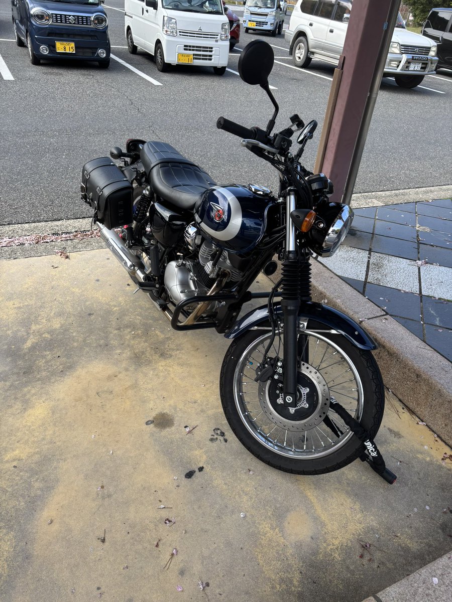 rgm006's tweet photo. #バイク乗りとして軽く自己紹介　#カフェレーサー　#ツーリング仲間募集中 #w230
名前　ロイド
年齢　21
身長　163
愛車　w230
住み　和歌山
好き　バイクで色々な場所を巡るのが好
　　　き。
目標　愛車をカフェレーサー化する事！！
一言　どこへでもついて行くので是非一緒
　　　に走りましょう！ https://t.co/395BgFe6bn