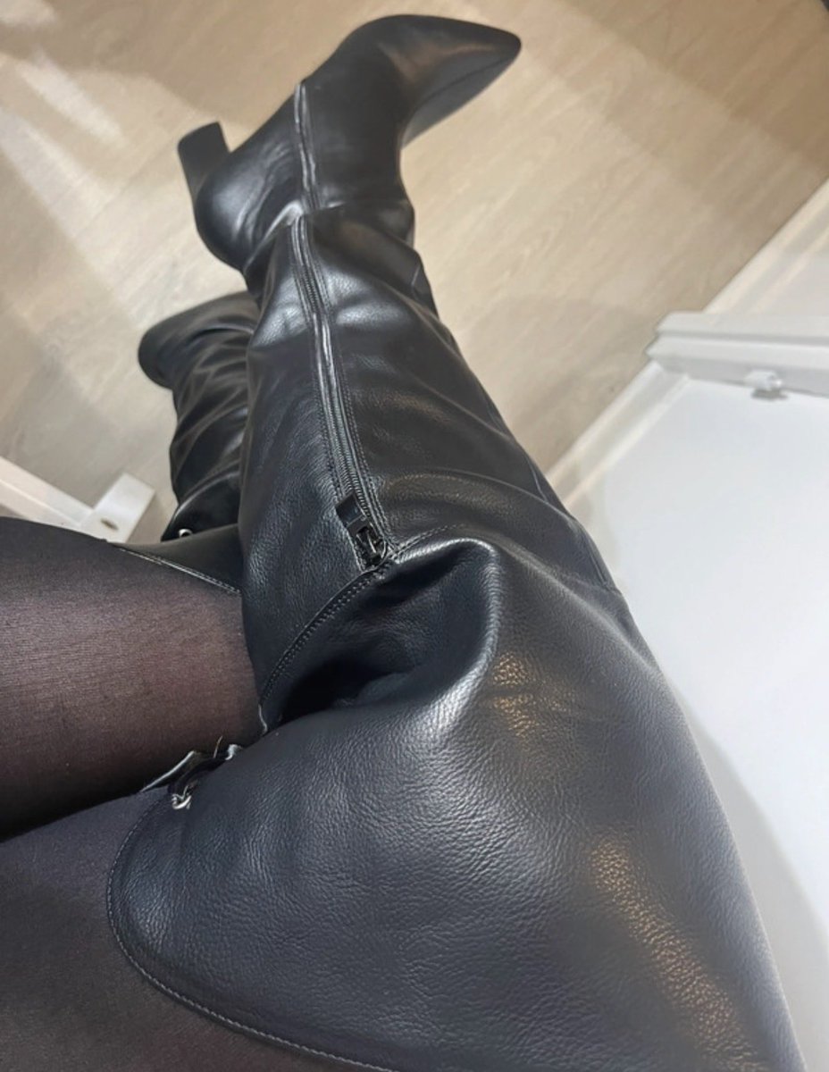 VictoireLOVE2's tweet photo. 🔥 À genoux, petit soumis.
Tu crois encore que tu contrôles quelque chose ? Ton souffle, ton regard, ton envie… tout m’appartient déjà.
Je sens d’ici à quel point tu trembles en lisant ça. https://t.co/Sh5YejGTQL