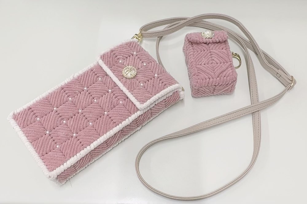 amesyonano's tweet photo. スマホポシェット🧶ショルダー変えるだけで雰囲気結構変わって楽しめます  #ハンドメイド https://t.co/SBURmXKNTD