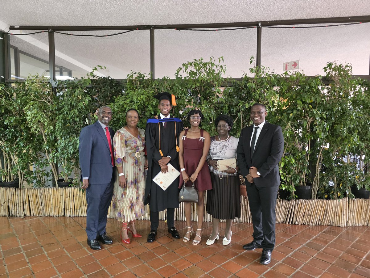 SunitaSharmza the little sister, the uncle, grandma & mommy.... thank you  @UJAccountancy @mediauj Well done #GodrichJnr looking forward to the next  degree.....& next graduation, a festival of degrees.