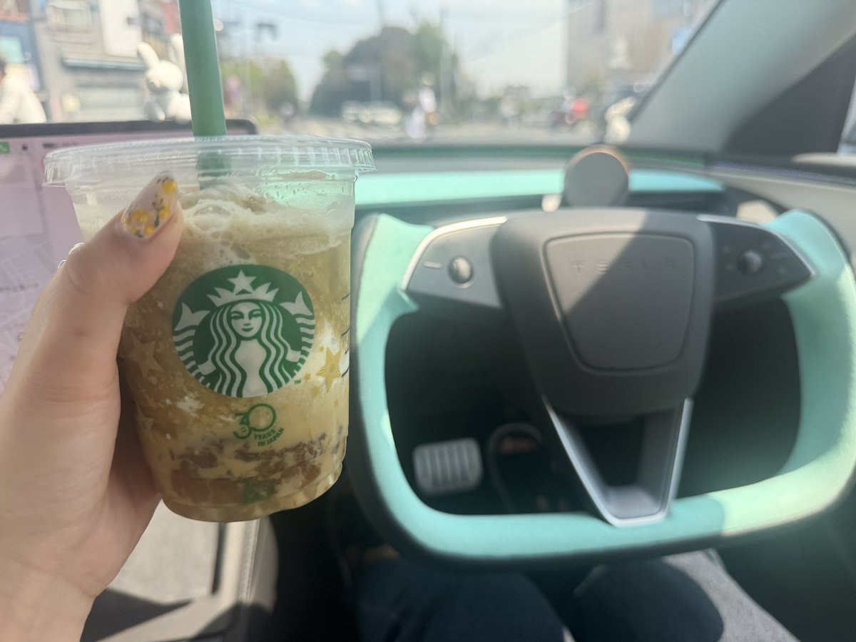 eri_tesla's tweet image. ノンホイップ、甘くなくて美味しい✨
ドライブのおとも〜😚
#tesla #テスラ女子 #ドライブ #スタバ #THEフラペチーノof加賀棒ほうじ茶