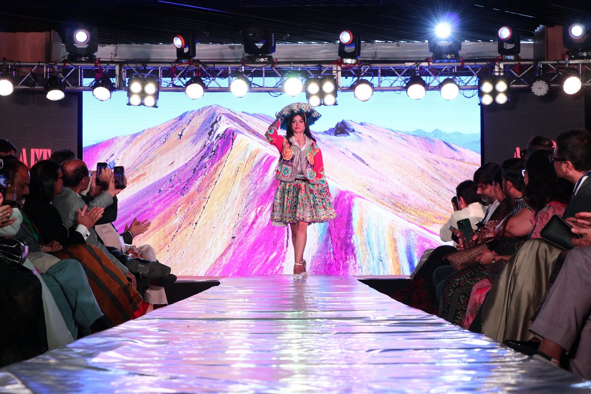 EmbaPeruIndia's tweet photo. On April 2nd, the Embassy of Peru participated with notable success in the tenth edition of the Global Fashion and Design Week in Noida, a prestigious annual event that brings together fashion designers, artists, industry professionals, https://t.co/ezq4rbjT8W