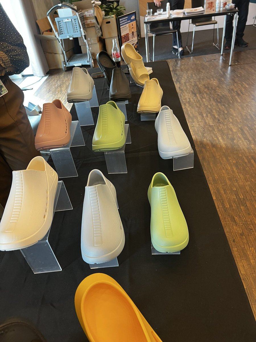 EmmaSupple's tweet image. Great to talk shoes with @MannyOhonme 
Made in Ghana, really important to me and many others!
Biodegradable and foot friendly designs.
Brilliant 🤩 

Looking forward to learning more. 

@FPodiatrists #Globalpodiatrysummit26
#Podiatry