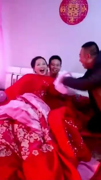 txluolidao's tweet photo. 这婚闹的真是有点过分啊，这男的一看就是绿毛龟 https://t.co/MkrFsbG4x6