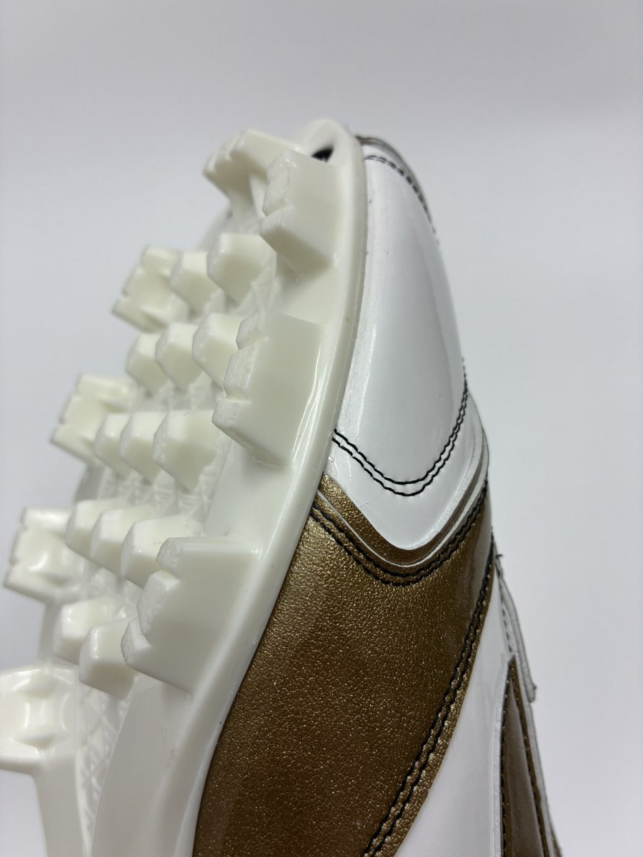 ⋰ 
Limited edition 
enamel color block point spikes
限定エナメルカラー
ブロックポイントスパイク
⋱

★PSS-A004B（belt type）
amzn.asia/d/041jJROl

・Color：White×Gold
・Size：24.5cm～29.0cm（3E）
・Price：￥22,000+tax
・MADE IN JAPAN

#ハイゴールド
#higold
#hgamazon
#hgspike