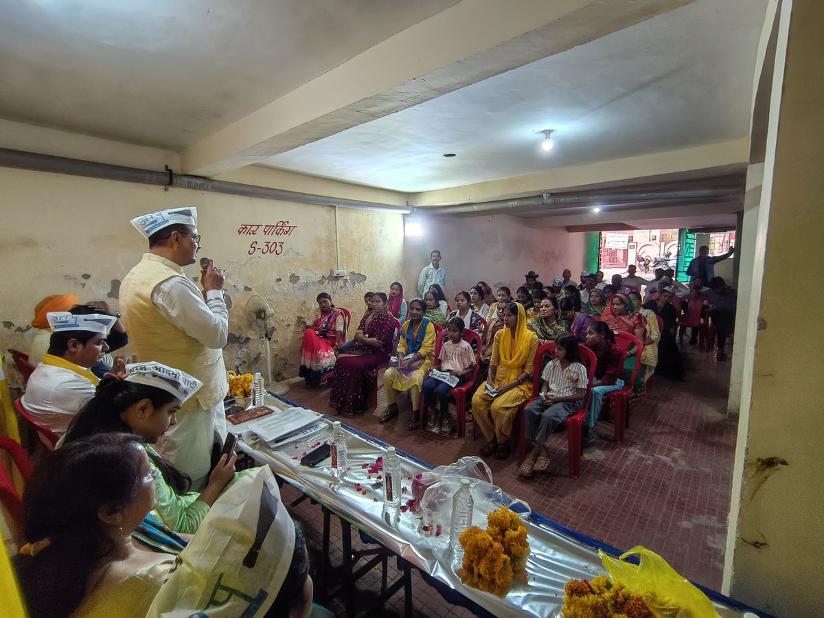 आम आदमी पार्टी मध्यप्रदेश के प्रदेश सह प्रभारी आदरणीय <a href="/surjeetspawar/">Surjeet Pawar ex, leader of opposition North MCD</a>  जी का ग्वालियर शहर महिला विंग पदाधिकारीयों के साथ बैठक संपन्न हुई।

#AAPforMP 
<a href="/ArvindKejriwal/">Arvind Kejriwal</a> <a href="/JSTomarAAP/">Jitender Singh Tomar</a>