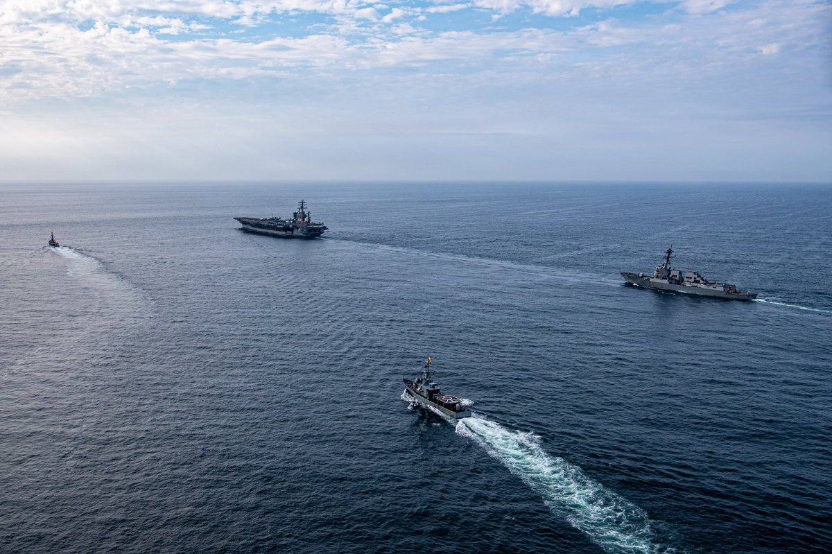 USNavy's tweet image. Interoperability in action. 🇺🇸⚓🇪🇨

Nimitz-class aircraft carrier USS Nimitz (CVN 68) and Arleigh Burke-class guided missile destroyer USS Gridley (DDG 101) conduct formation maneuvering alongside Ecuadorian Navy Esmeralda-class missile corvettes BAE Manabi (CM 12) and BAE Loja