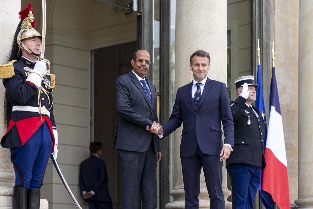 Emmanuel Macron tweet media