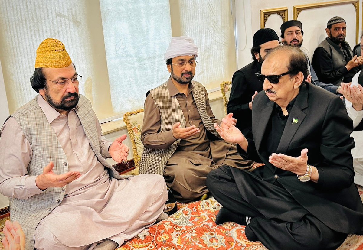 drjamalnasir191's tweet image. سابق صوبائی وزیر صحت و بہبود آبادی پنجاب ڈاکٹر جمال ناصر سجادہ نشین درگاہ غوثیہ گولڑہ شریف حضرت پیر سید معین الحق شاہ گیلانی کے بڑے صاحبزادے اور پیر قطب الحق کے بھتیجے حضرت پیر سید مہر فرید الحق مہر گیلانی کی وفات پر دعائے مغفرت کررہے ہیں
#condolences #pirmoeenulhaq #GolraSharif