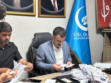 omerfarukyildrm's tweet photo. Ülkü Ocakları Antalya İl Başkanlığı olarak, yüzyıllardır Türk-İslam medeniyetinin önemli değerlerinden biri olan Ahilik geleneğinin ‘Siftah Parası’ kültürünü yaşatmak amacıyla esnafımıza siftah parası dağıtımı etkinliği gerçekleştirdik. Esnafımıza hayırlı ve bereketli kazançlar dileriz.

@ayyildirim1 
@AntalyaOcak